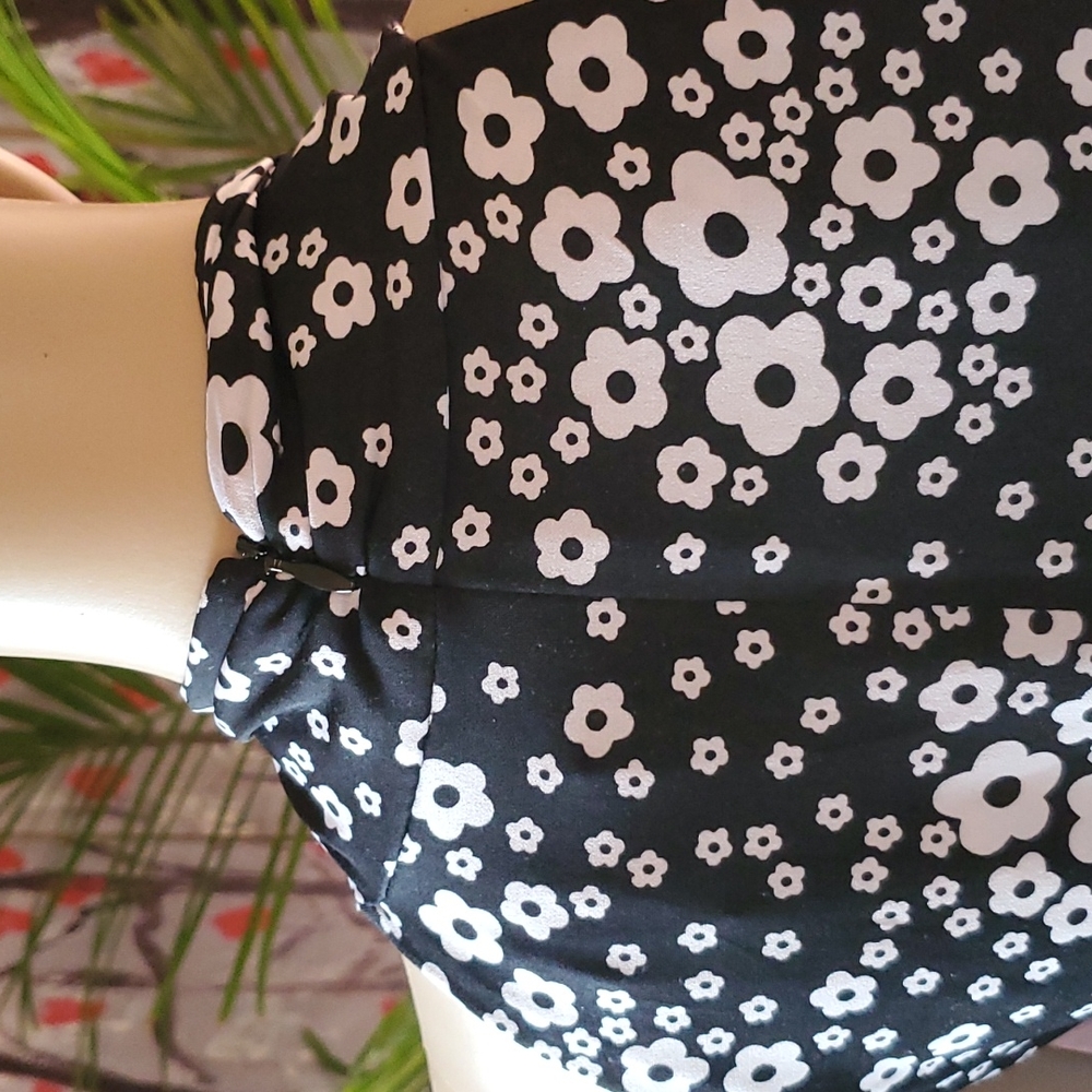 MICHAEL KORS Black-and-white floral print halter type top Small EUC - Picture 5 of 7